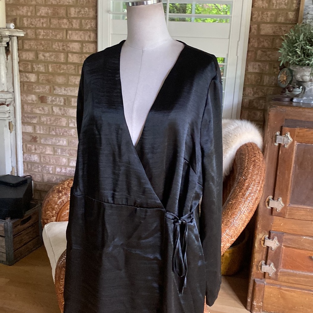 ASOS CURVE BLACK SATIN WRAP DRESS PLUS 16 - Picture 2 of 5